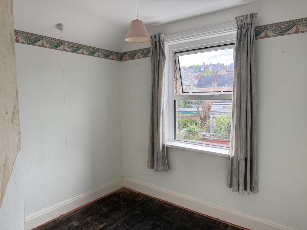 Lot: 106 - THREE-BEDROOM HOUSE IN NEED OF IMPROVEMENT - Bedroom three with bare flooring